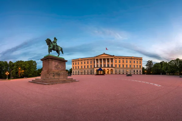Panorama över det kungliga slottet och statyn av kung Karl Johan, Oslo — Stockfoto