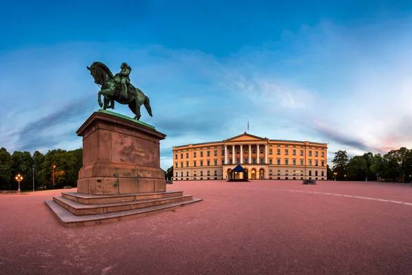 Panorama över det kungliga slottet och statyn av kung Karl Johan, Oslo — Stockfoto