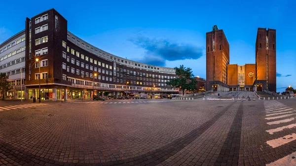 Panorama van Oslo City Hall en Fridtjof Nansens Plass, Oslo — Stockfoto