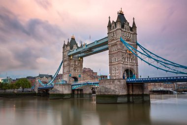Tower Bridge ve sabah, Londra'da Thames Nehri
