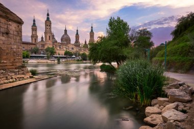Basilica de Nuestra Senora del Pilar ve Ebro Nehri'nin, İspanya