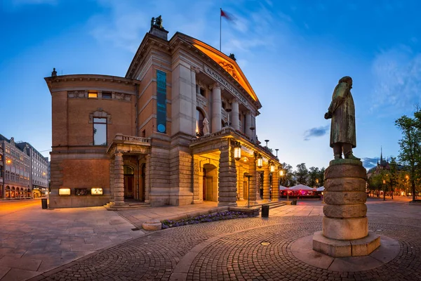 Panorama del Teatro Nazionale e Statua Henrik Ibsen, Oslo — Foto Stock