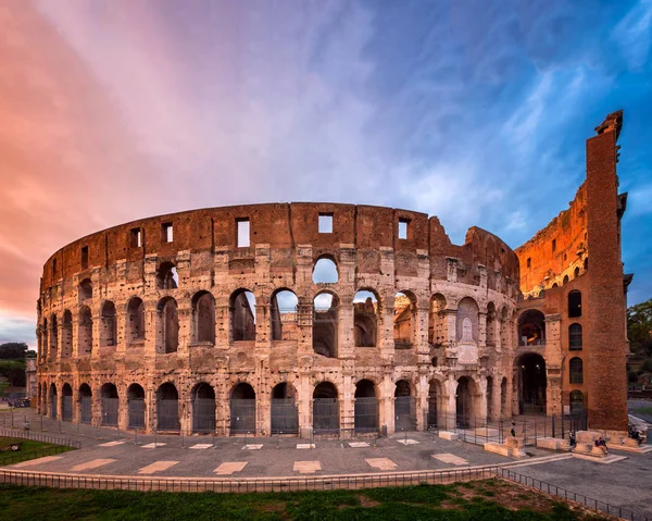 Colosseo Romano (Anfiteatro Flavio) la sera, Roma, Ita — Foto Stock
