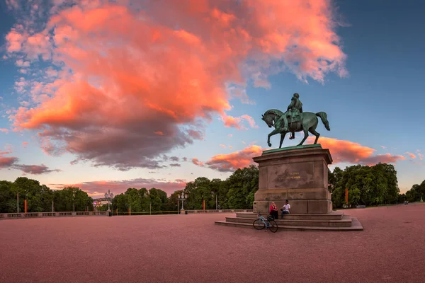 Panorama van het Koninklijk Paleis Sqaure en het standbeeld van koning Karl Joha — Stockfoto