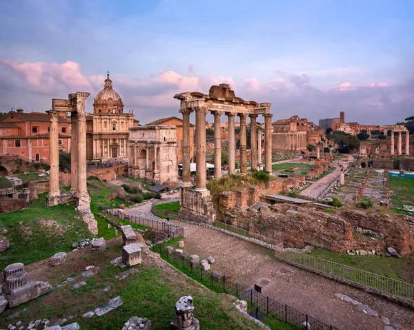 Ρωμαϊκή Αγορά (Foro Romano) το βράδυ, Ρώμη, Ιταλία — Φωτογραφία Αρχείου