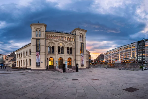 Panorama del Centro Nobel de la Paz en la noche, Oslo, Noruega — Foto de Stock