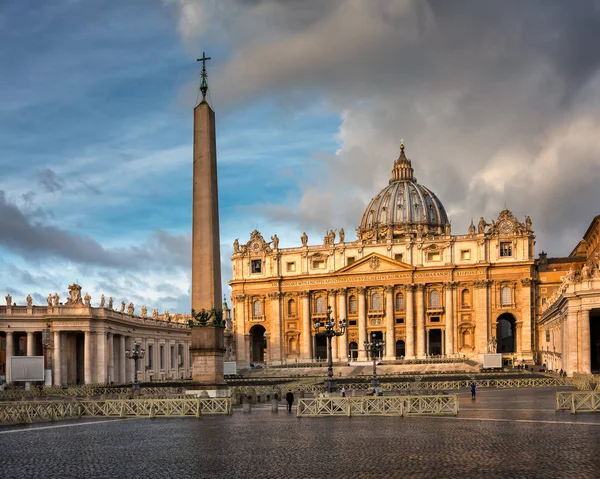 Saint Peter Square dan Saint Peter Basilica in the Morning, Roma — Stok Foto