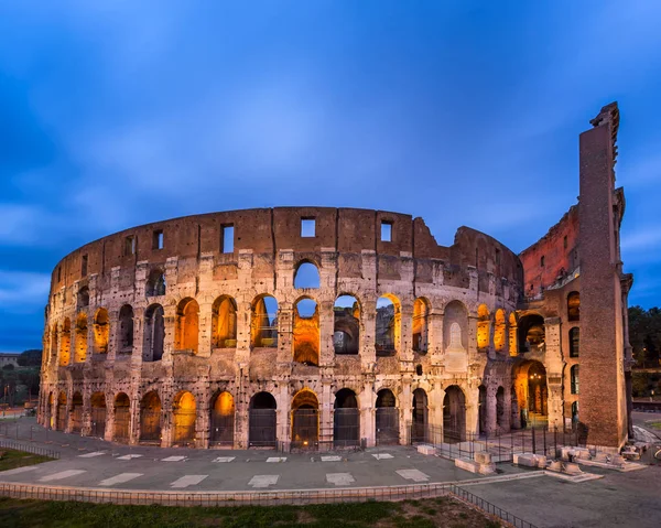 Romerska Colosseum (Flavian amfiteatern) på kvällen, Rom — Stockfoto