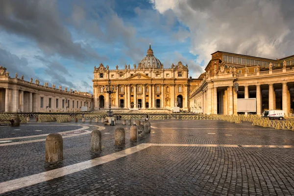 Praça São Pedro e Basílica de São Pedro pela manhã, Roma — Fotografia de Stock