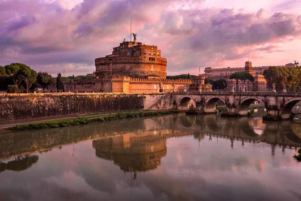 Hadrianus Masoleum och Sant Angelo Bridge på morgonen, Rom — Stockfoto