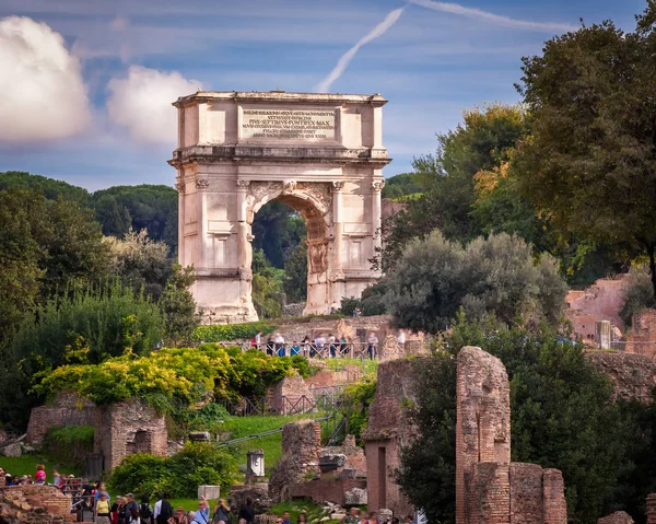 O Arco de Tito no Fórum Romano, Roma, Itália — Fotografia de Stock