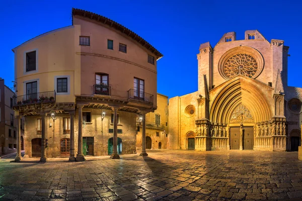Panorama van Saint Mary kathedraal in de avond, Tarragona, Spanje — Stockfoto