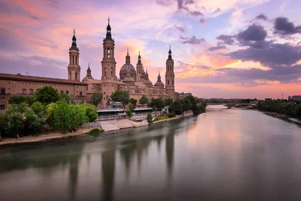 Basilica de Nuestra Senora del Pilar and Ebro River, Сарагоса — стоковое фото