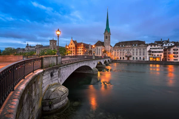 Fraumunster kyrkan och Limmat River på morgonen, Zürich — Stockfoto