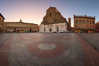 Piazza Maggiore'ye ve San Petronio Bazilikası gecenin Bologn