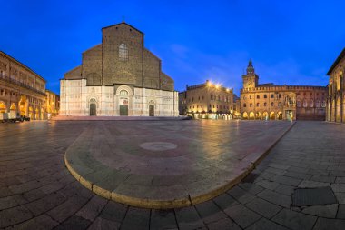 Piazza Maggiore'ye ve sabah, Bologna San Petronio Bazilikası