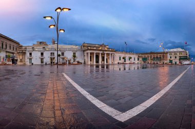 Saint George Square yağışlı sabahı, Valletta Panoraması