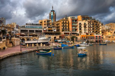Spinola Bay ve Portomaso Kulesi Saint Julian, Malta