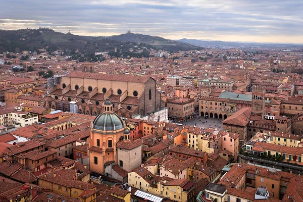 アシネッリの塔、ボローニャ、イタリアからボローニャの航空写真 — ストック写真