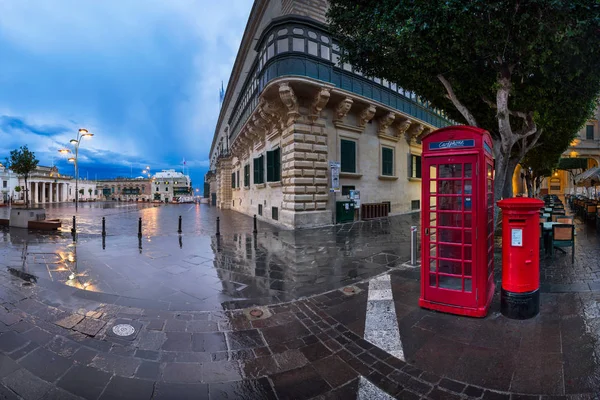 Panorama de la Plaza de San Jorge en la mañana lluviosa, La Valeta —  Fotos de Stock