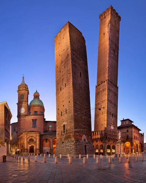 Zwei türme und chiesa di san bartolomeo am morgen, bologna — Stockfoto