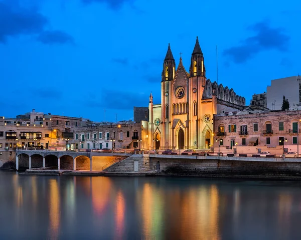 Balluta Bay e a Igreja de nossa senhora do Monte Carmelo, Malta — Fotografia de Stock