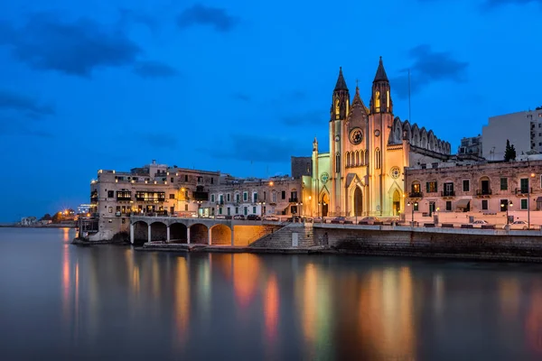 Balluta Bay en Church of Our Lady of Mount Carmel, Malta — Stockfoto