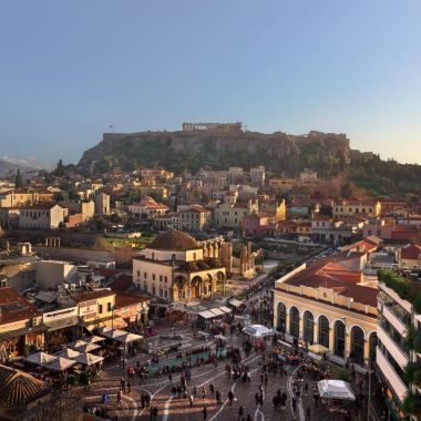 Monastiraki Meydanı ve Akropolis akşam havadan görünümü, 