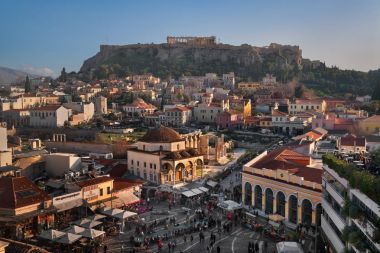Monastiraki Meydanı ve Akropolis akşam havadan görünümü, 
