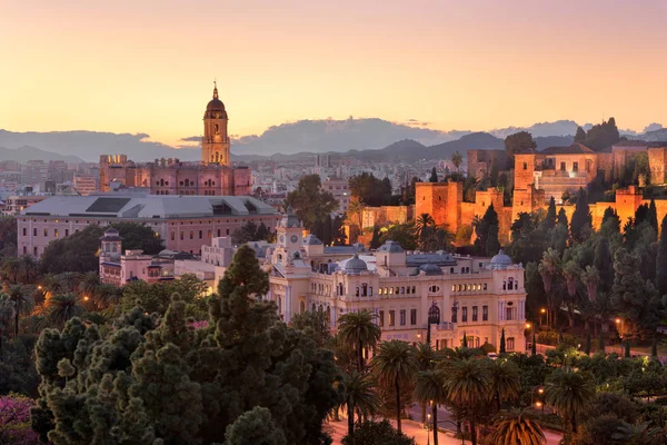 Letecký pohled na Malaga v večer, Malaga, Andalusie, Španělsko — Stock fotografie