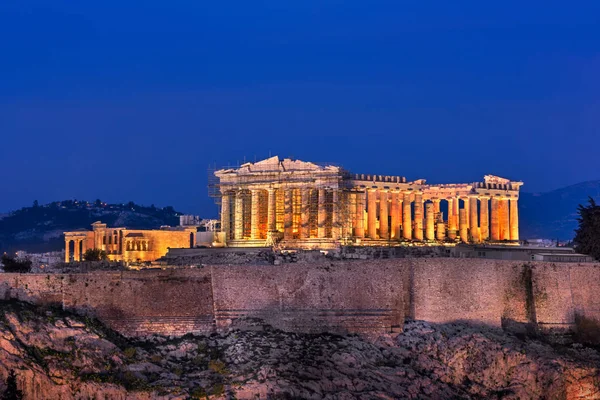 アクロポリスとパルテノン夜、アテネ、ギリシャのフィラパポス丘からの眺め — ストック写真