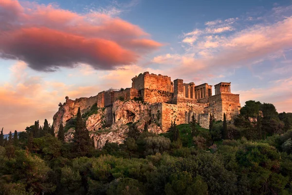 Utsikt över Akropolis från Areopagen backen på kvällen, Aten, Grekland — Stockfoto