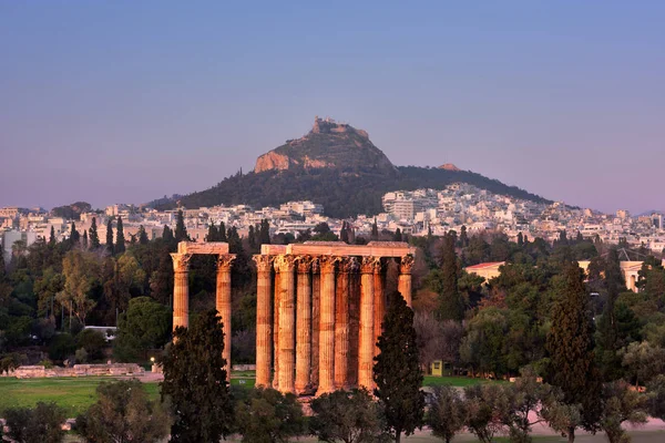 Tekintettel a templom, az olümposzi Zeusz és a Mount Lycabettus, este, Athén, Görögország — Stock Fotó