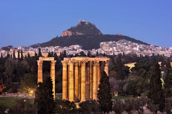 Tekintettel a templom, az olümposzi Zeusz és a Mount Lycabettus, este, Athén, Görögország — Stock Fotó