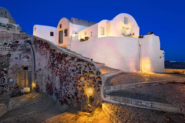 Narrow Streets of Oia Village in the Evening, Santorini, Grécia — Fotografia de Stock