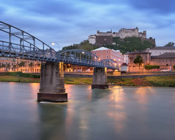 Mozart Bridge i twierdzy Hohensalzburg rano, WZ — Zdjęcie stockowe