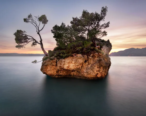La famosa roca Brela en la noche, Brela, Croacia — Foto de Stock