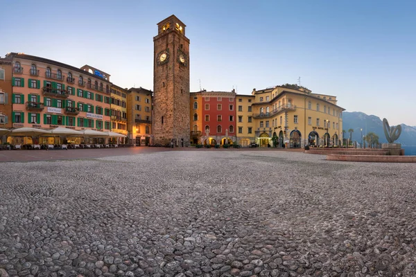 Panorama de Piazza III Noviembre y Torre Aponale por la mañana —  Fotos de Stock