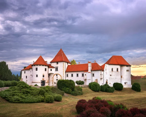 Staré město v večer, Chorvatsko Varazdin — Stock fotografie