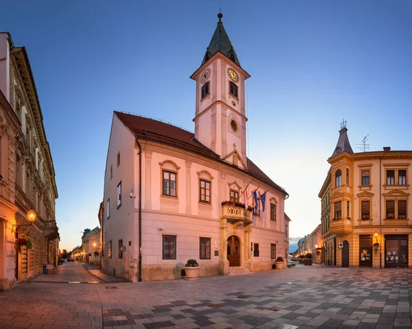 Panorama van Varazdin Townhall in de ochtend, Kroatië — Stockfoto