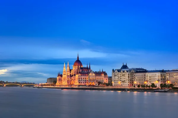 Budapest Parliament and Danube River Embankment in the Evening, — Stock Photo, Image