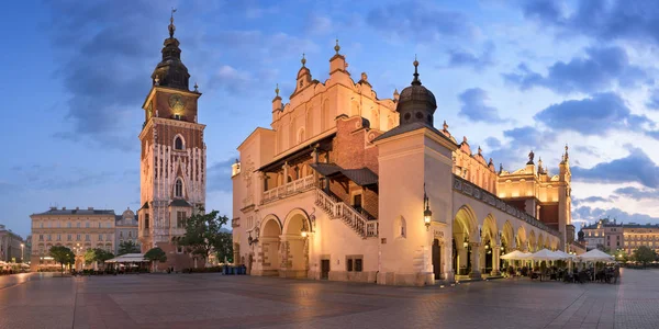 Panorama de Townhall e Cloth Hall de manhã, Cracóvia — Fotografia de Stock