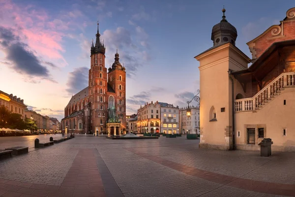 Панорама базилики Святой Марии утром, Краков, Польша — стоковое фото