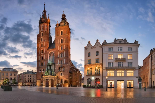 Panorama de la basilique Sainte-Marie le matin, Cracovie, Pologne Images De Stock Libres De Droits