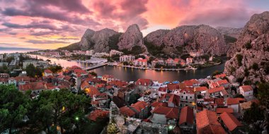 Omis ve Cetina River Gorge gün batımında, Dalmaçya havadan görünümü, 
