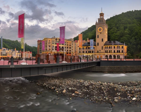 Romanov brug en Mzymta rivier in de ochtend, Rosa Khutor, Soc — Stockfoto