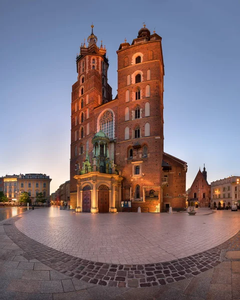 Panorama de la Basílica de Santa María en la mañana, Cracovia, Polonia — Foto de Stock