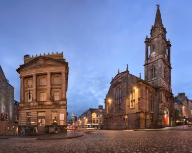 Tron Kirk ve gecenin Edinbur Royal Mile Panoraması