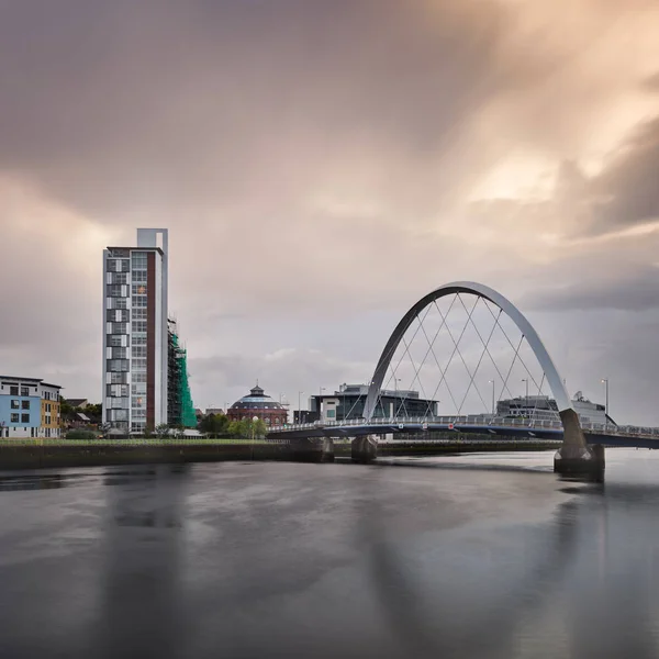 Clyde obloukovým mostem a Glasgow Panorama v večer, Skotsko, U — Stock fotografie
