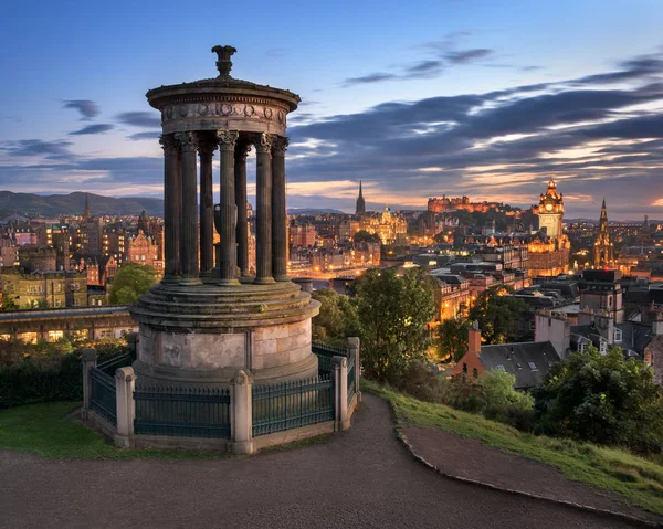 Vista de Edimburgo desde Calton Hill en la noche, Escocia, Uni — Foto de Stock